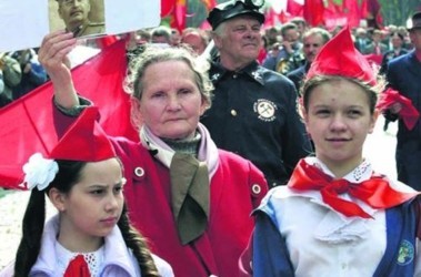 30 квітня 2010, 7:30 Переглядів:   Традиції святкування дня трудящих в нашій країні: від сутичок з поліцією до бійок з націоналістами   Завтра - 110 років, як в Україні вперше відсвяткували 1 Травня