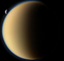 Титан рухається по своїй орбіті на відстані 1221900 км від Сатурна