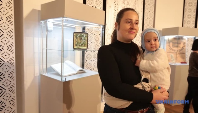Виставка, присвячена Миколі Леонтовичу, який подарував світові саму популярну мелодію Різдва, відкрилася в понеділок у Національному музеї історії України