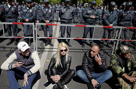 У Єревані тривають протести проти висунення кандидатури екс-президента Сержа Саргсяна в прем'єр-міністри