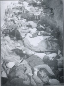 На знімку: жертви різанини в Липниках в братській могилі:
