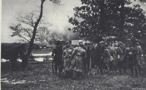 На знімку: бійці Армії Крайової на тлі палаючого села Сагринь:
